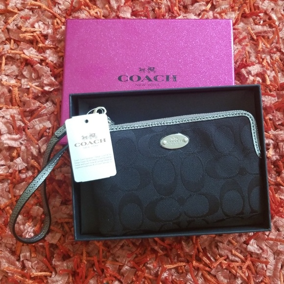 Coach Handbags - NWT COACH Zip Wrislet